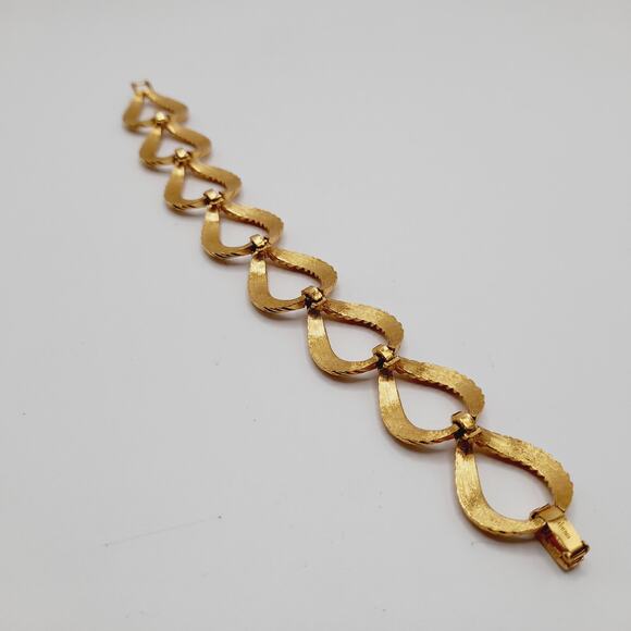 Vintage Crown Trifari Gold Link Bracelet, Twisted Rope Open Loop Design, 7 Inch - Picture 10 of 10